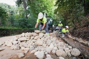 La Alhambra restituye un muro en la cuesta de la Alameda de Gomérez