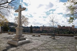 Granada refuerza el control del uso de mascarilla en zonas frecuentadas por jóvenes