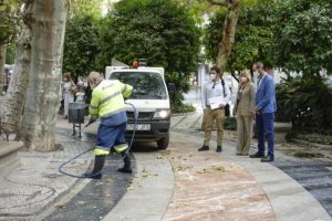 Refuerza la limpieza en la plaza de la Trinidad de Granada